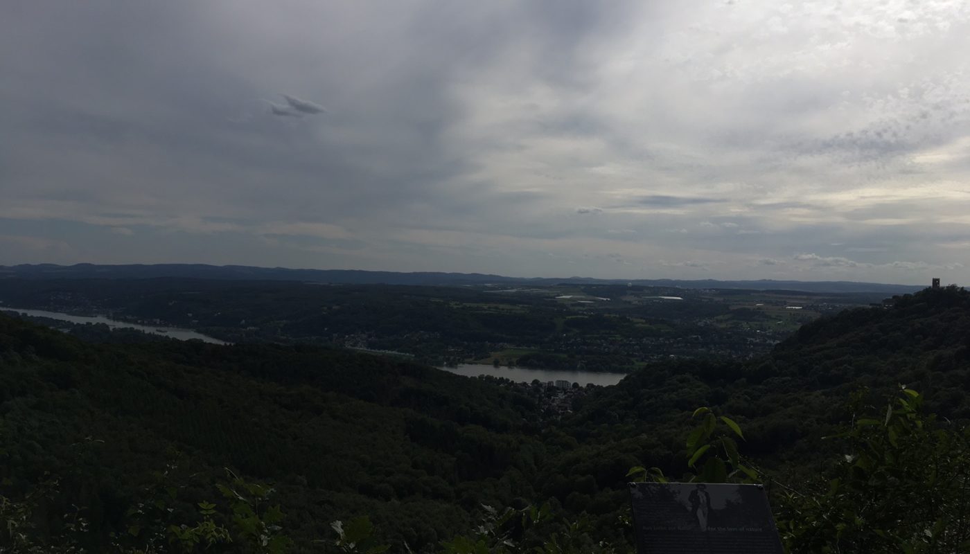 Ausblick auf Rhein und Drachenfels